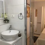 House In Centre - 3 Bedrooms And 3 Bathrooms *