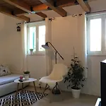 House In Centre - 3 Bedrooms And 3 Bathrooms Vikendica