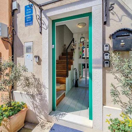 House In City Centre - 3 Bedrooms And 3 Bathrooms Ferienhaus